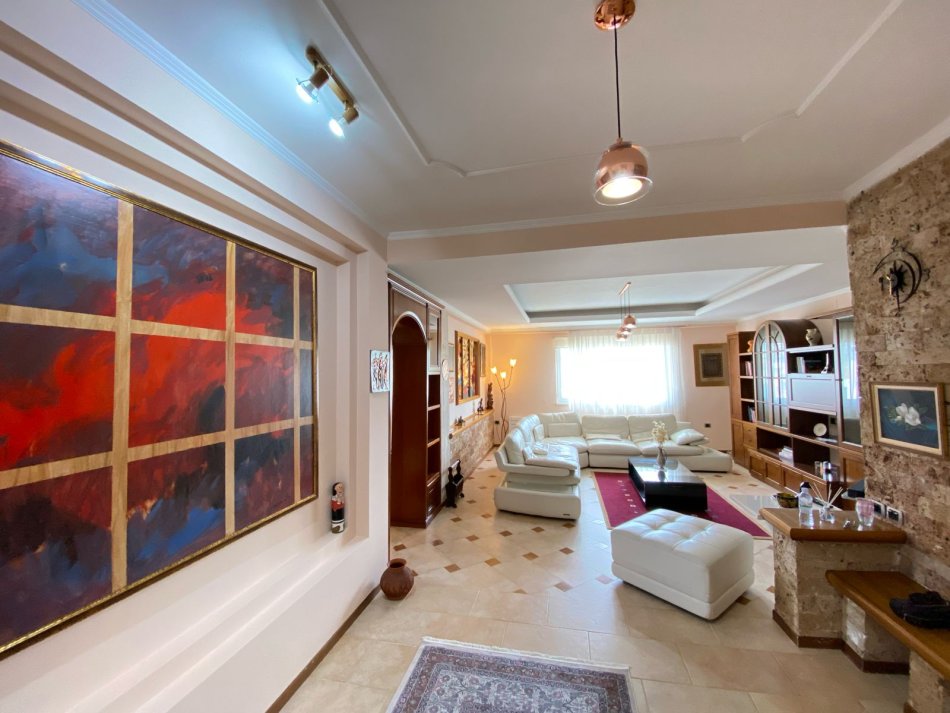 Tirane, jepet me qera apartament 3+1+Aneks+Ballkon Kati 8, 130 m² 1.100 € 