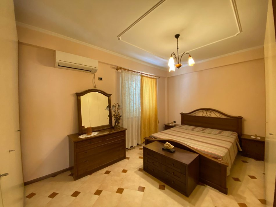 Tirane, jepet me qera apartament 3+1+Aneks+Ballkon Kati 8, 130 m² 1.100 € 
