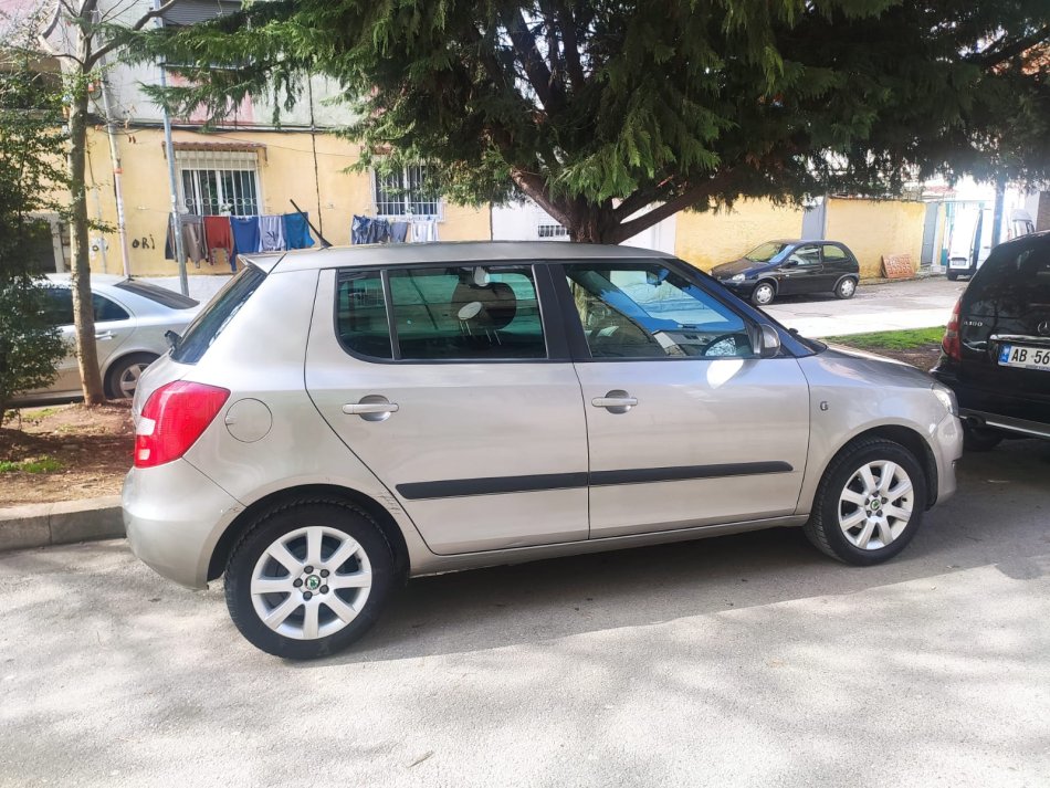 Tirane, shitet makine Skoda Fabia Benzin, bezhë manuale Kondicioner 100.000 km 4.300 €