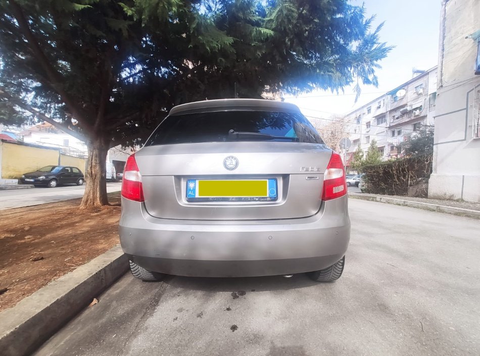 Tirane, shitet makine Skoda Fabia Benzin, bezhë manuale Kondicioner 100.000 km 4.300 €