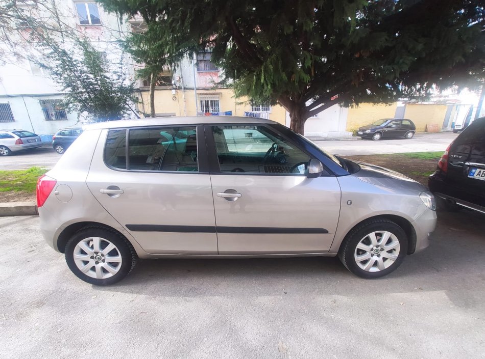 Tirane, shitet makine Skoda Fabia Benzin, bezhë manuale Kondicioner 100.000 km 4.300 €