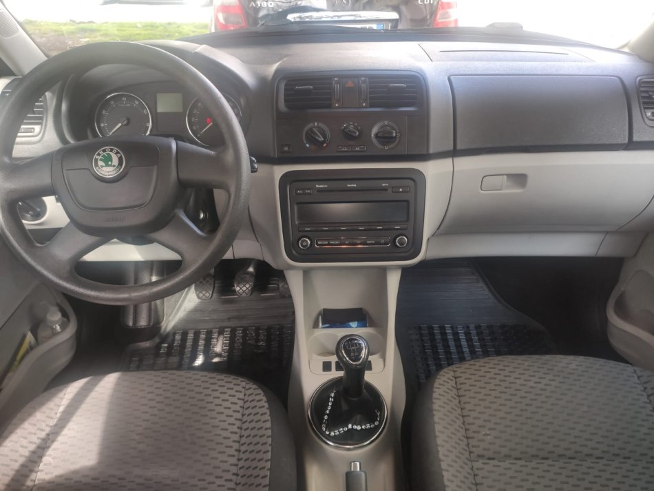 Tirane, shitet makine Skoda Fabia Benzin, bezhë manuale Kondicioner 100.000 km 4.300 €