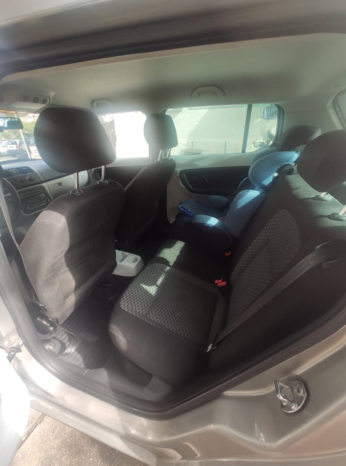 Tirane, shitet makine Skoda Fabia Benzin, bezhë manuale Kondicioner 100.000 km 4.300 €
