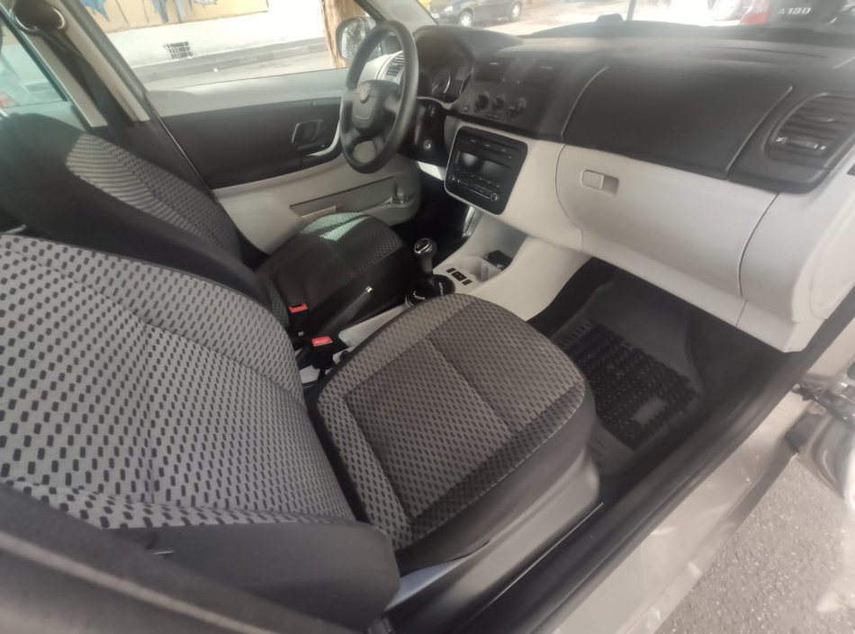 Tirane, shitet makine Skoda Fabia Benzin, bezhë manuale Kondicioner 100.000 km 4.300 €