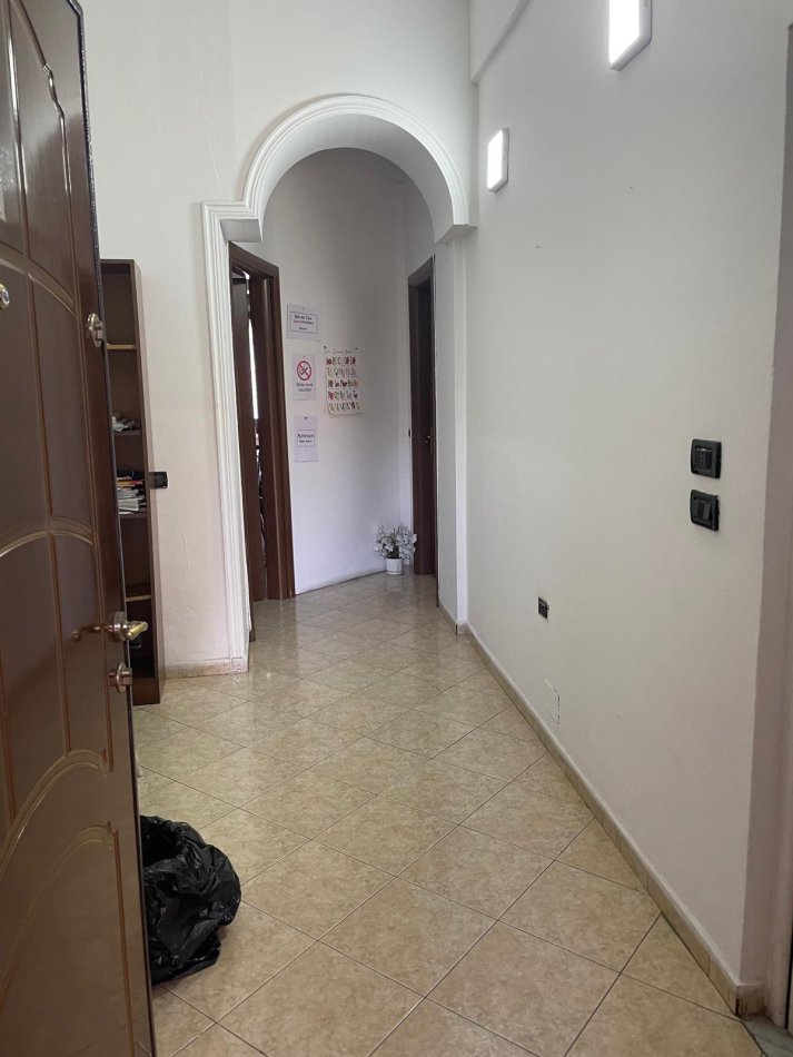 Tirane, jepet me qera ambjent biznesi Kati 5, 65 m² 400 € (21 Dhjetori)