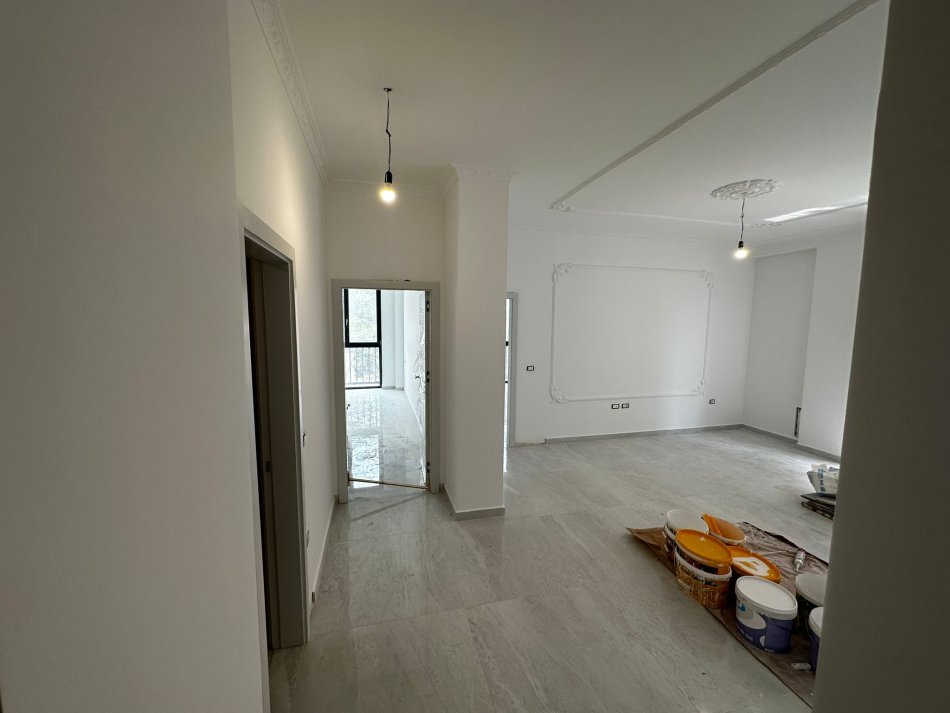 Tirane, jepet me qera apartament 2+1+Ballkon Kati 1, 120 m² 800 € (Medreseja)
