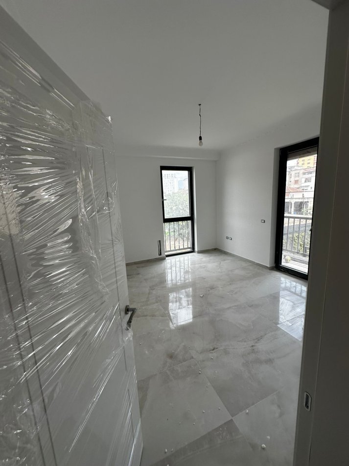 Tirane, jepet me qera apartament 2+1+Ballkon Kati 1, 120 m² 800 € (Medreseja)