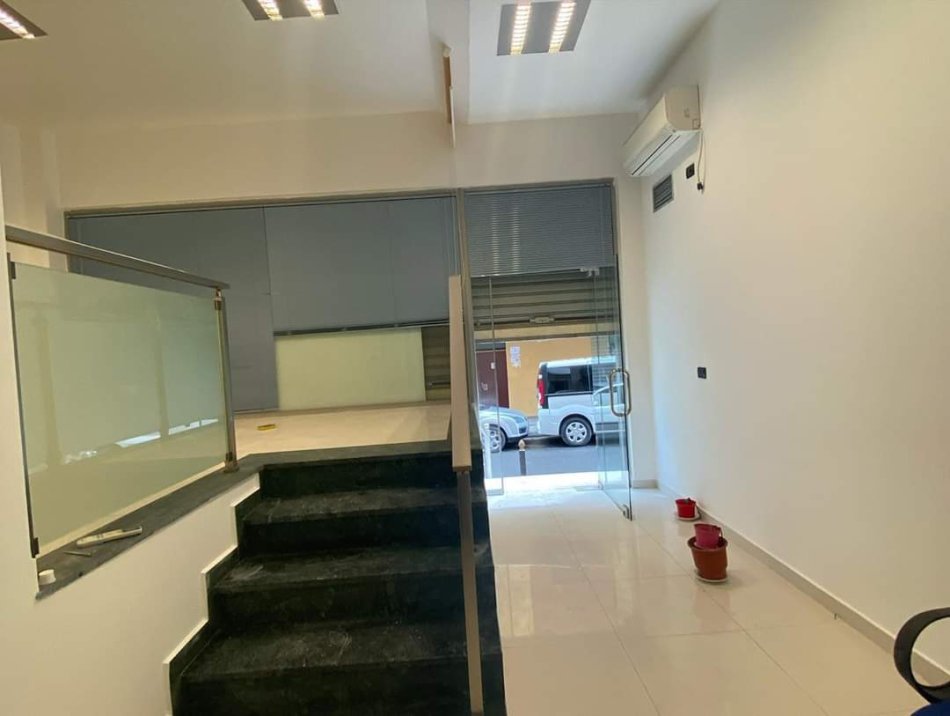 Tirane, jepet me qera ambjent biznesi Kati 0, 42 m² 300 € (Kodra e Diellit)