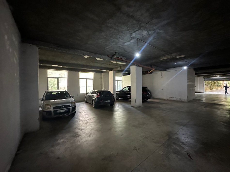 Tirane, jepet me qera ambjent biznesi Kati 0, 330 m² 1.300 € (Kodra e Diellit)