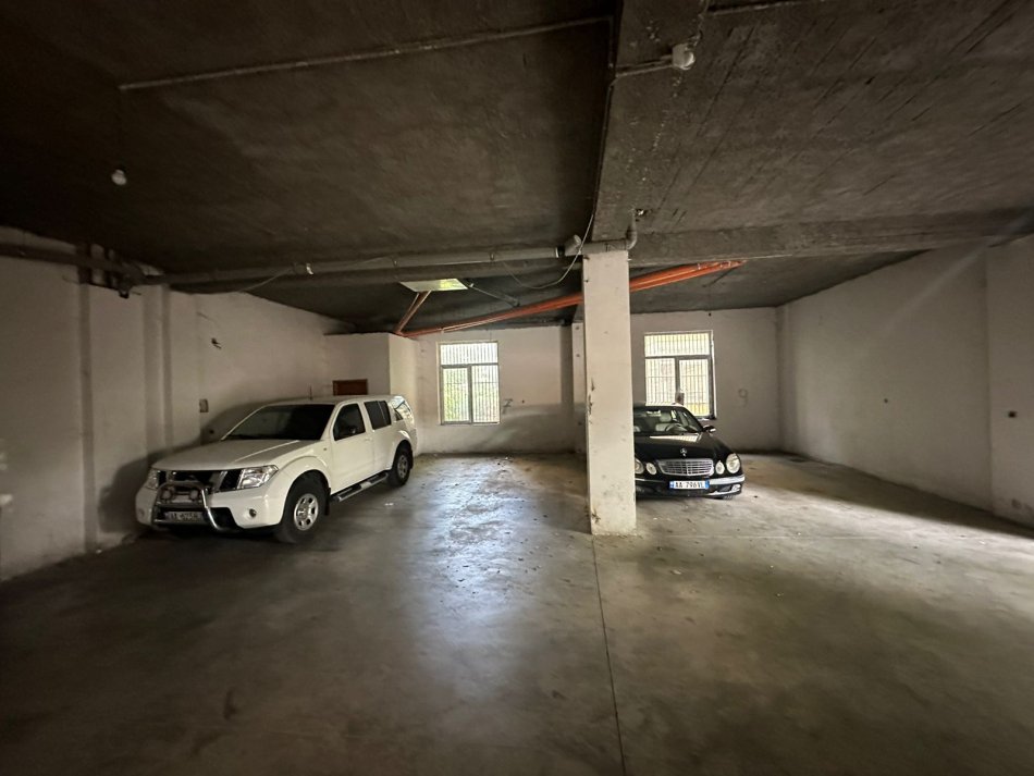 Tirane, jepet me qera ambjent biznesi Kati 0, 330 m² 1.300 € (Kodra e Diellit)