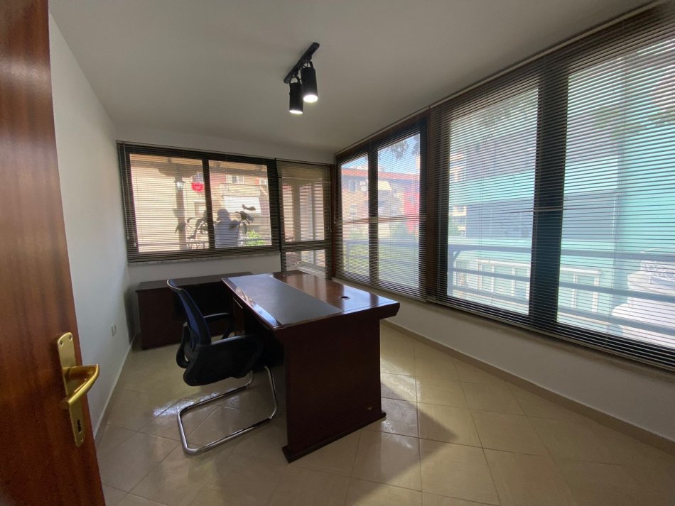 Tirane, jepet me qera ambjent biznesi Kati 2, 110 m² 1.500 € (Tek garda)