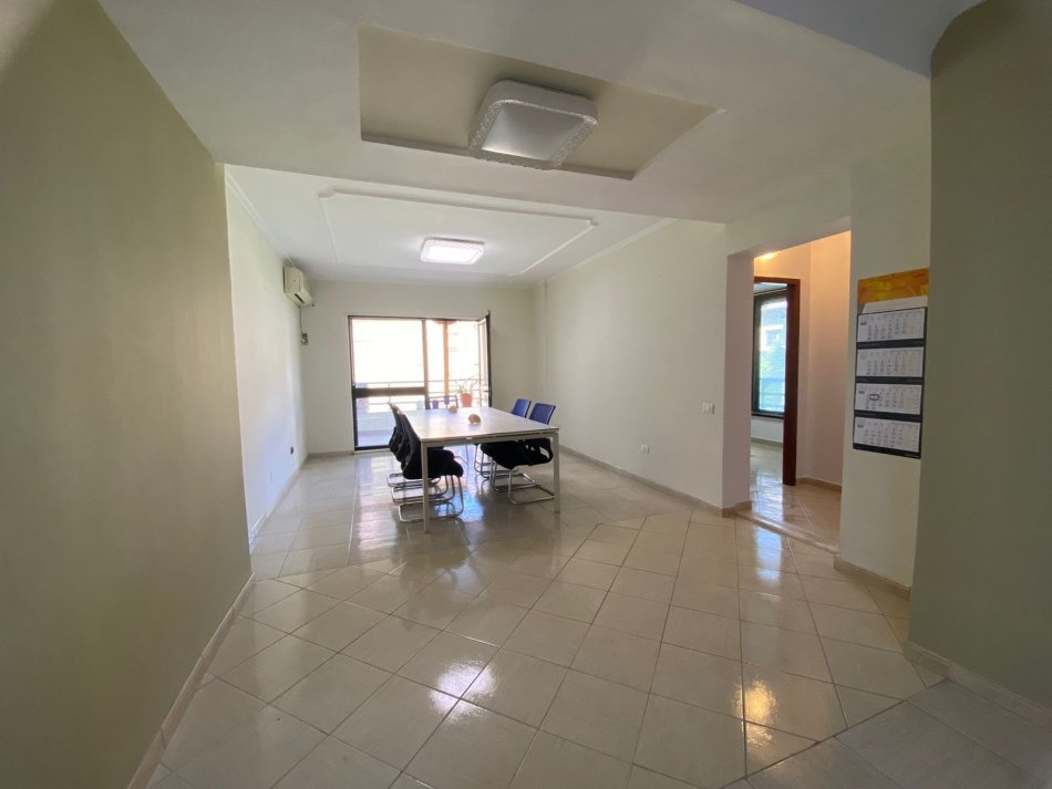 Tirane, jepet me qera ambjent biznesi Kati 2, 110 m² 1.500 € (Tek garda)