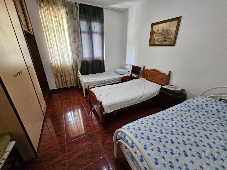 Tirane, jepet me qera apartament 3+1 Kati 1, 120 m² 500 € (prane pallatit te Sportit Asllan Rusi)