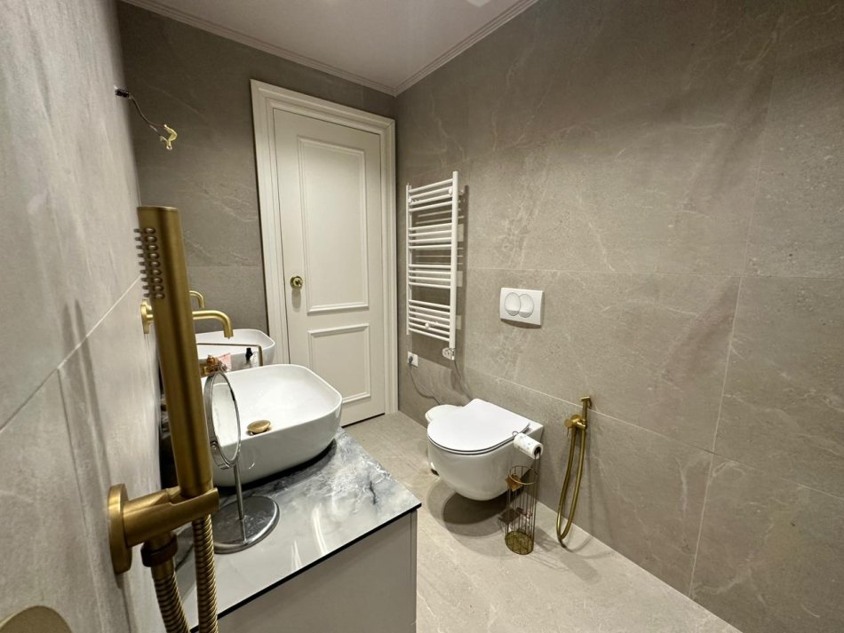 Tirane, jepet me qera apartament 2+1 Kati 4, 120 m² 2.000 € (Prane Coin)