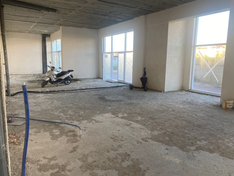 Tirane, jepet me qera ambjent biznesi Kati 0, 175 m² 2.200 € (Fusha Aviacionit)