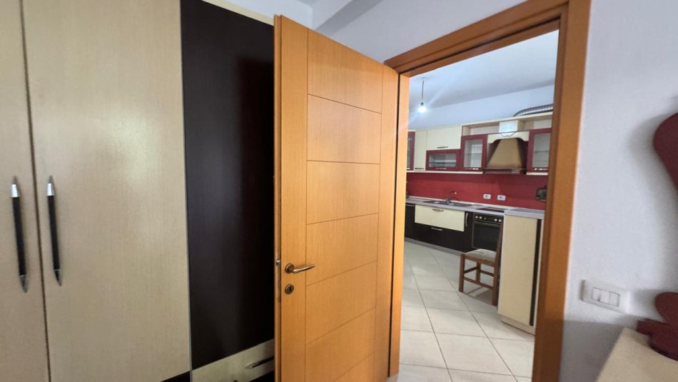 Tirane, jepet me qera apartament 1+1+Ballkon Kati 2, 70 m² 300 € (Rruga e Teleferikut, FRESK)