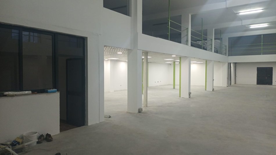 Tirane, jepet me qera magazine Kati 0, 1.400 m² 6.000 € (Autostrada Tr-Dr)