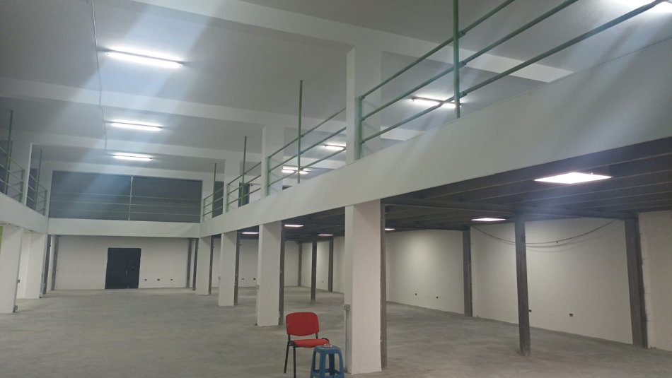 Tirane, jepet me qera magazine Kati 0, 1.400 m² 6.000 € (Autostrada Tr-Dr)