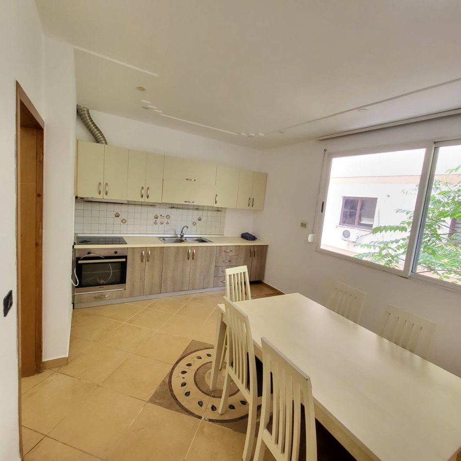 Tirane, jepet me qera zyre Kati 2, 170 m² 1.600 € (Bllok)