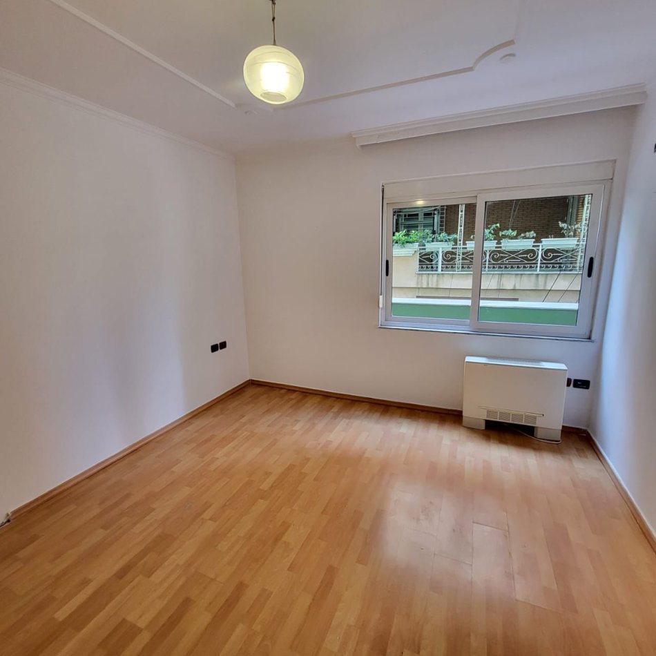 Tirane, jepet me qera zyre Kati 2, 170 m² 1.600 € (Bllok)