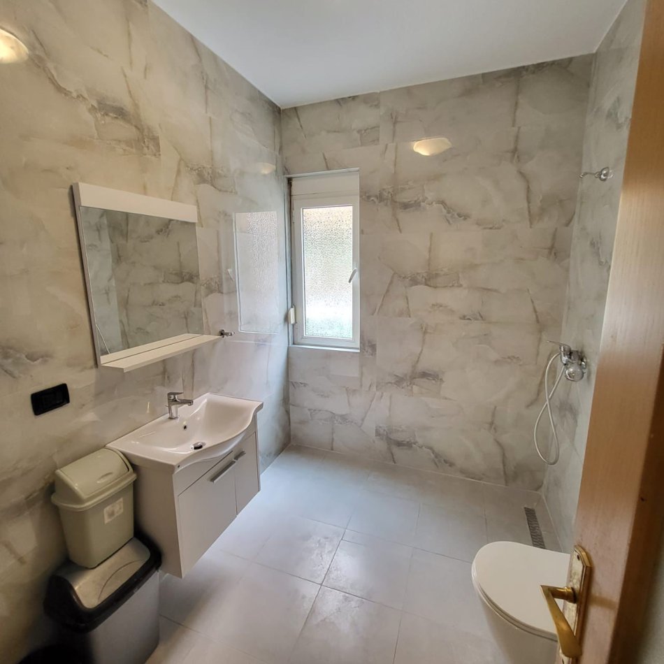Tirane, jepet me qera zyre Kati 2, 170 m² 1.600 € (Bllok)