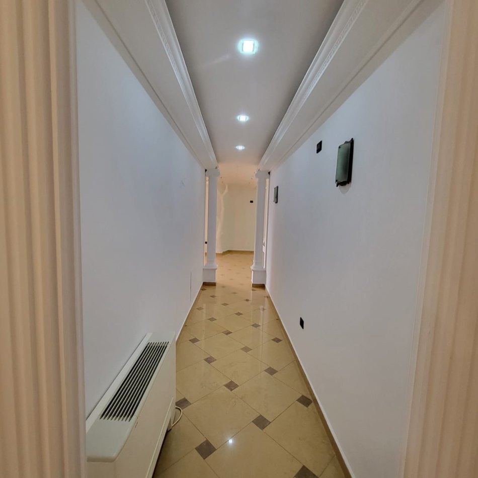 Tirane, jepet me qera zyre Kati 2, 170 m² 1.600 € (Bllok)