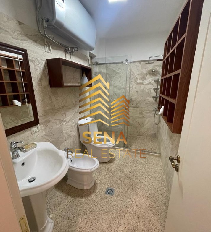 Tirane, jepet me qera apartament 1+1+Ballkon Kati 9, 70 m² 800 € (Rruga Petro Nini Luarasi)