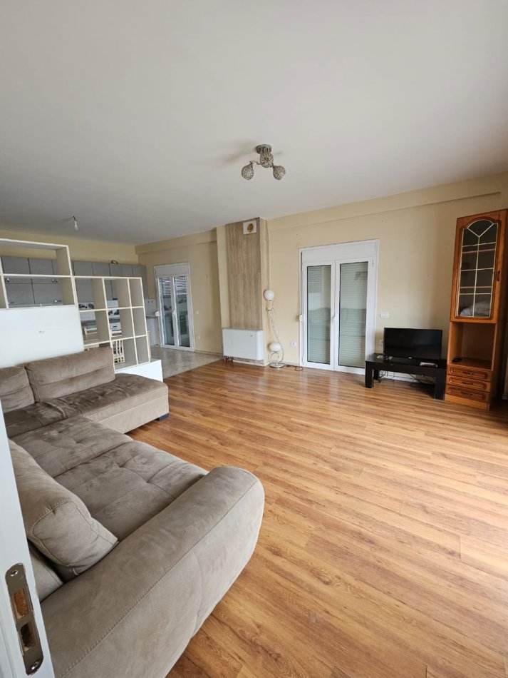 Tirane, jepet me qera apartament 3+1+Ballkon Kati 3, 170 m² 400 € (qyteti studenti)