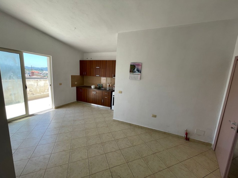 Tirane, jepet me qera apartament 2+1+Ballkon Kati 6, 110 m² 300 € (Rruga Shkreteve)