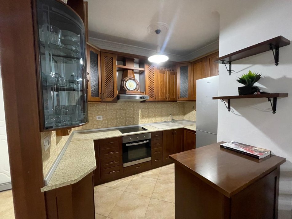 Tirane, shitet apartament 2+1+Ballkon Kati 5, 102 m² 120.000 € (Yzberisht)