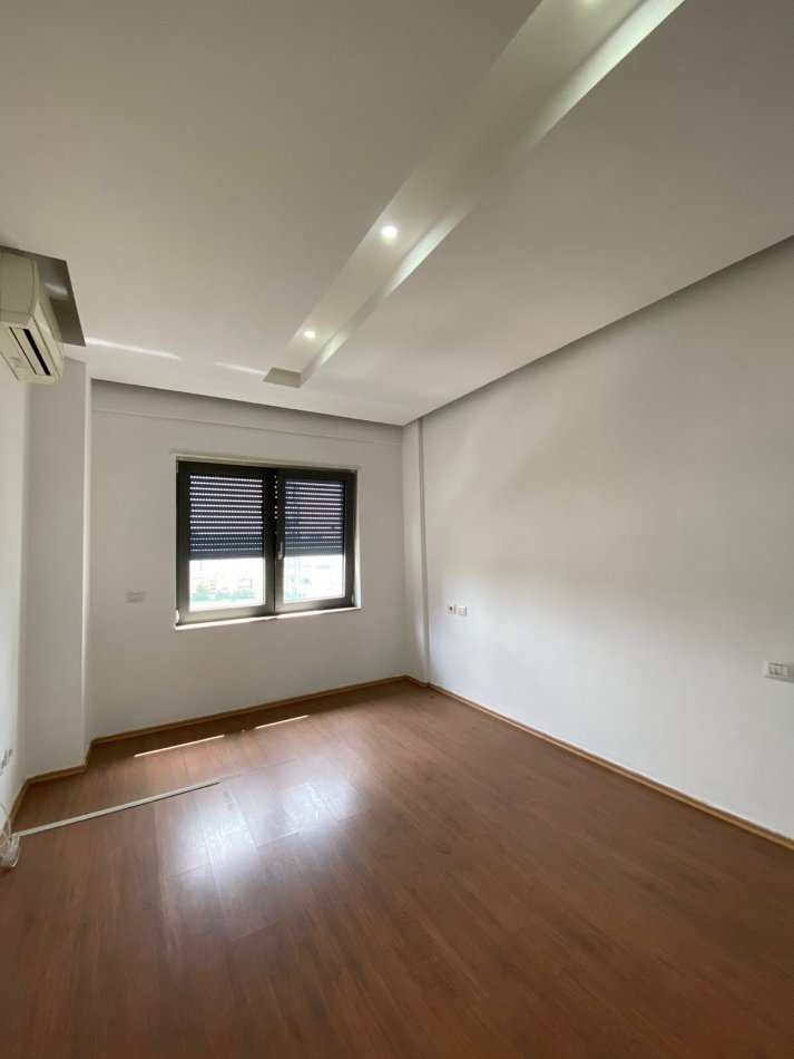 Tirane, jepet me qera apartament 3+1+Ballkon Kati 7, 135 m² 1.000 € (Zogu i Zi)