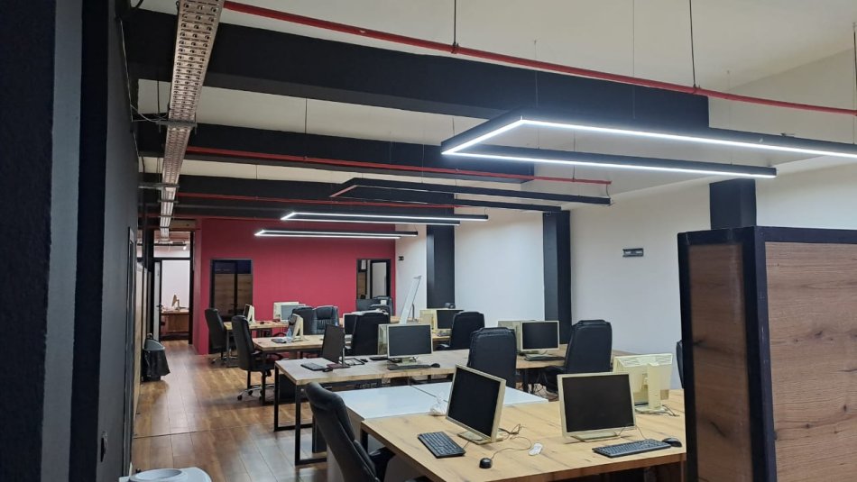 Tirane, jepet me qera ambjent biznesi Kati 0, 300 m² 2.200 € (Rruga Kongresi i Lushnjes)