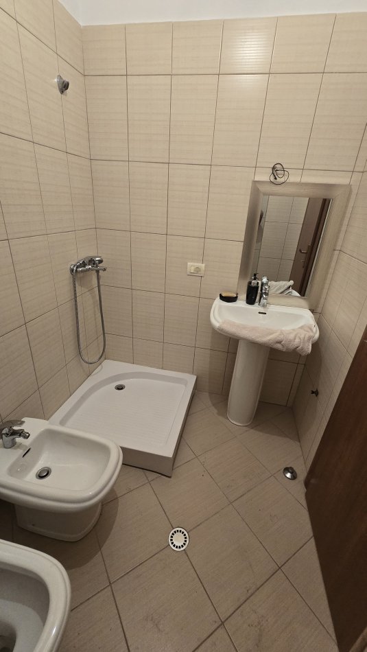 Tirane, jepet me qera apartament 2+1 Kati 5, 95 m² 400 € (Fresku)