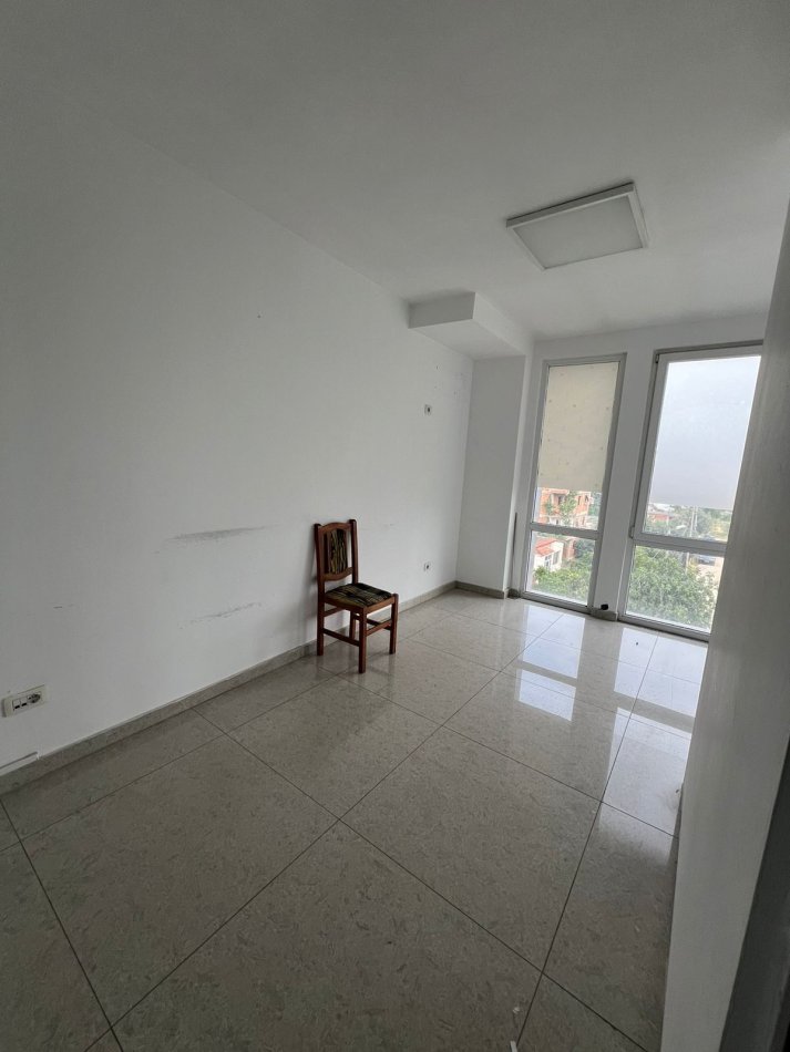 Tirane, jepet me qera ambjent biznesi Kati 4, 180 m² 1.800 € (Fusha e Aviacionit)