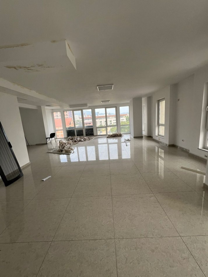 Tirane, jepet me qera ambjent biznesi Kati 4, 180 m² 1.800 € (Fusha e Aviacionit)