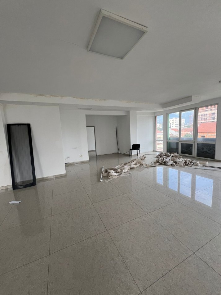 Tirane, jepet me qera ambjent biznesi Kati 4, 180 m² 1.800 € (Fusha e Aviacionit)