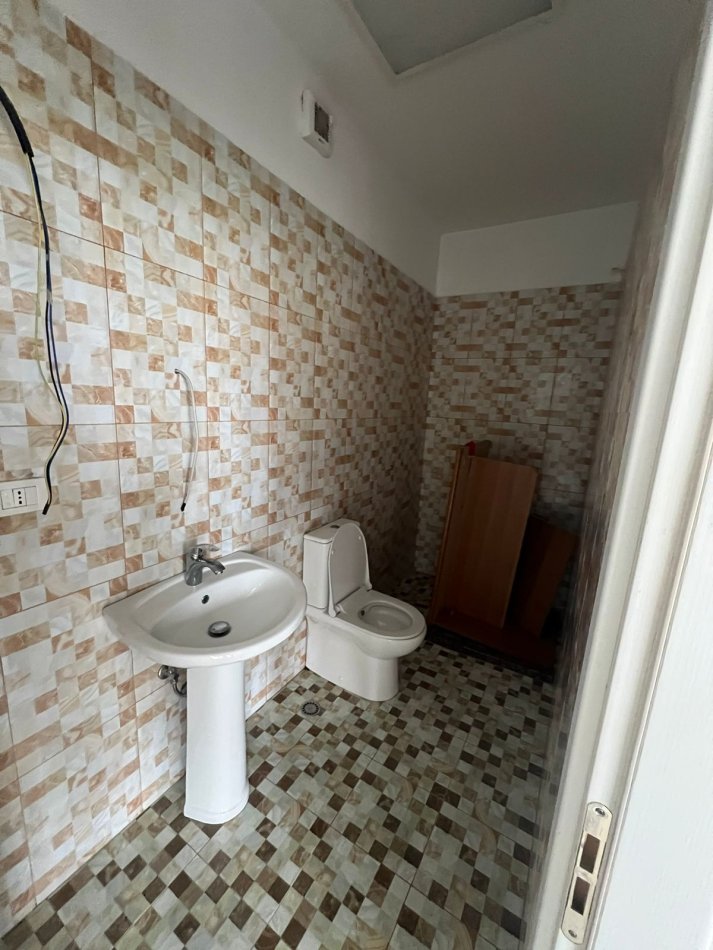 Tirane, jepet me qera ambjent biznesi Kati 4, 180 m² 1.800 € (Fusha e Aviacionit)
