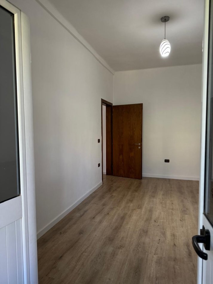 Tirane, jepet me qera ambjent biznesi Kati 1, 75 m² 1.000 € (Bajram Curi)