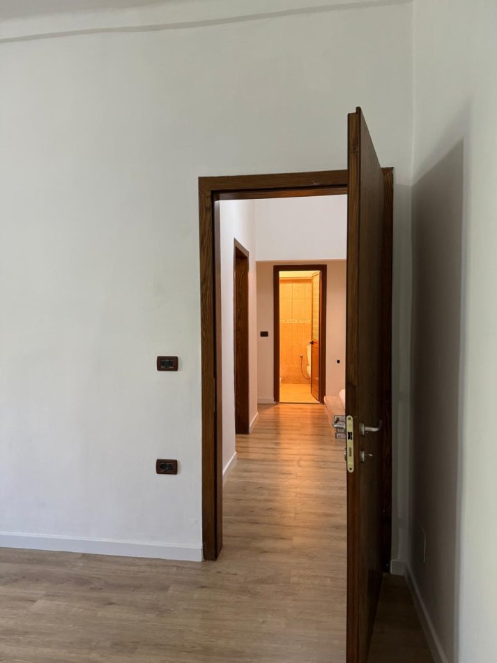 Tirane, jepet me qera ambjent biznesi Kati 1, 75 m² 1.000 € (Bajram Curi)