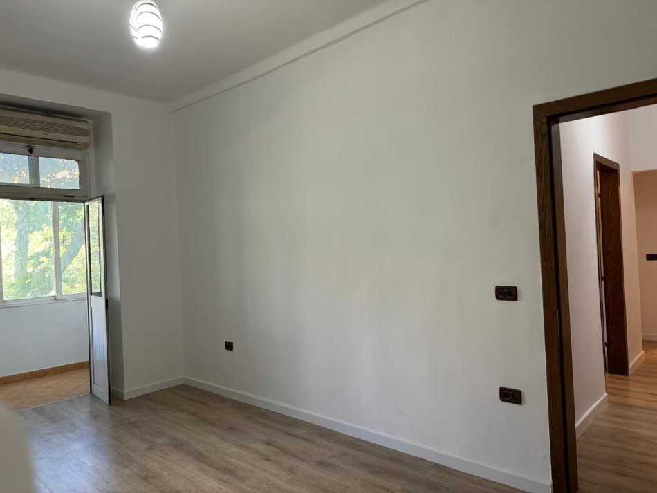 Tirane, jepet me qera ambjent biznesi Kati 1, 75 m² 1.000 € (Bajram Curi)
