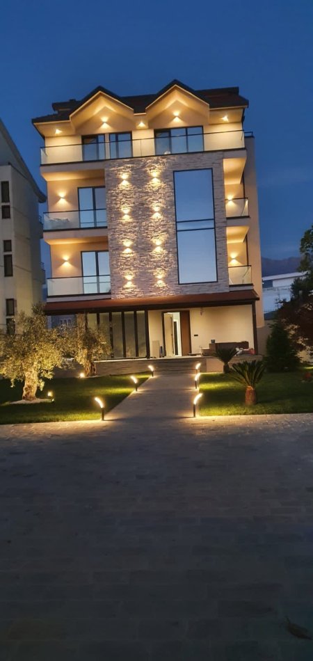 Tirane, jepet me qera Vile , 248 m² 3.000 € (Farke)