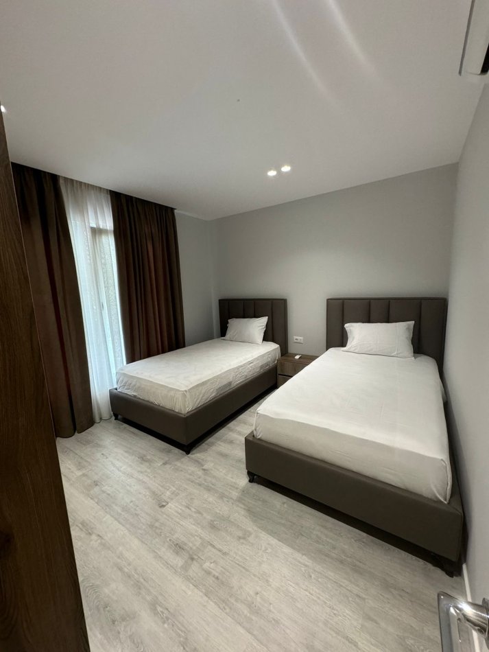 Tirane, jepet me qera Vile 3 Katshe Kati 3, 412 m² 3.000 € (rruga elbasanit)