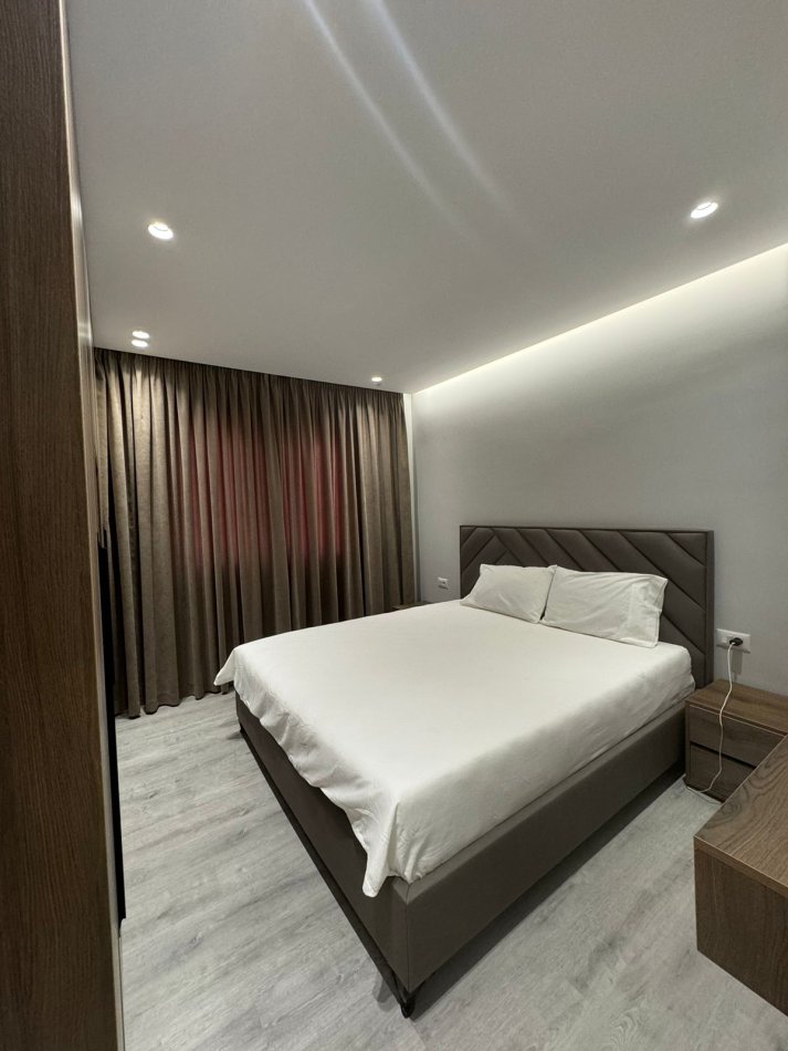 Tirane, jepet me qera Vile 3 Katshe Kati 3, 412 m² 3.000 € (rruga elbasanit)