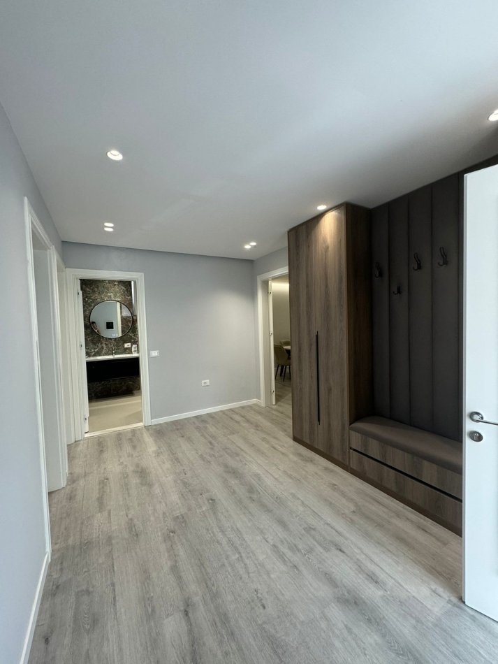 Tirane, jepet me qera Vile 3 Katshe Kati 3, 412 m² 3.000 € (rruga elbasanit)