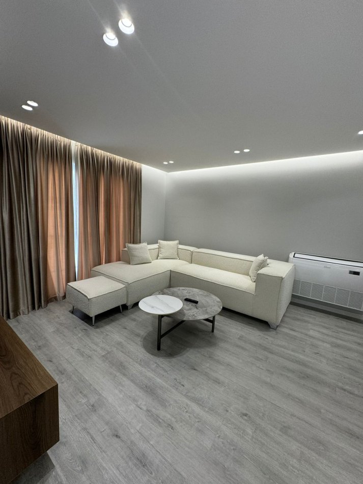 Tirane, jepet me qera Vile 3 Katshe Kati 3, 412 m² 3.000 € (rruga elbasanit)