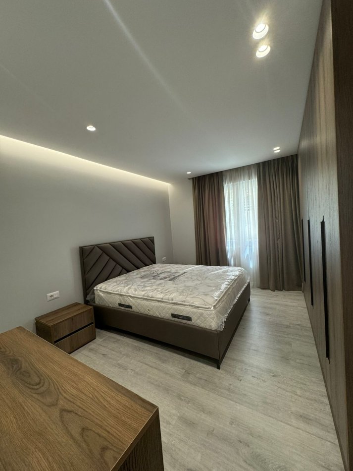 Tirane, jepet me qera Vile 3 Katshe Kati 3, 412 m² 3.000 € (rruga elbasanit)