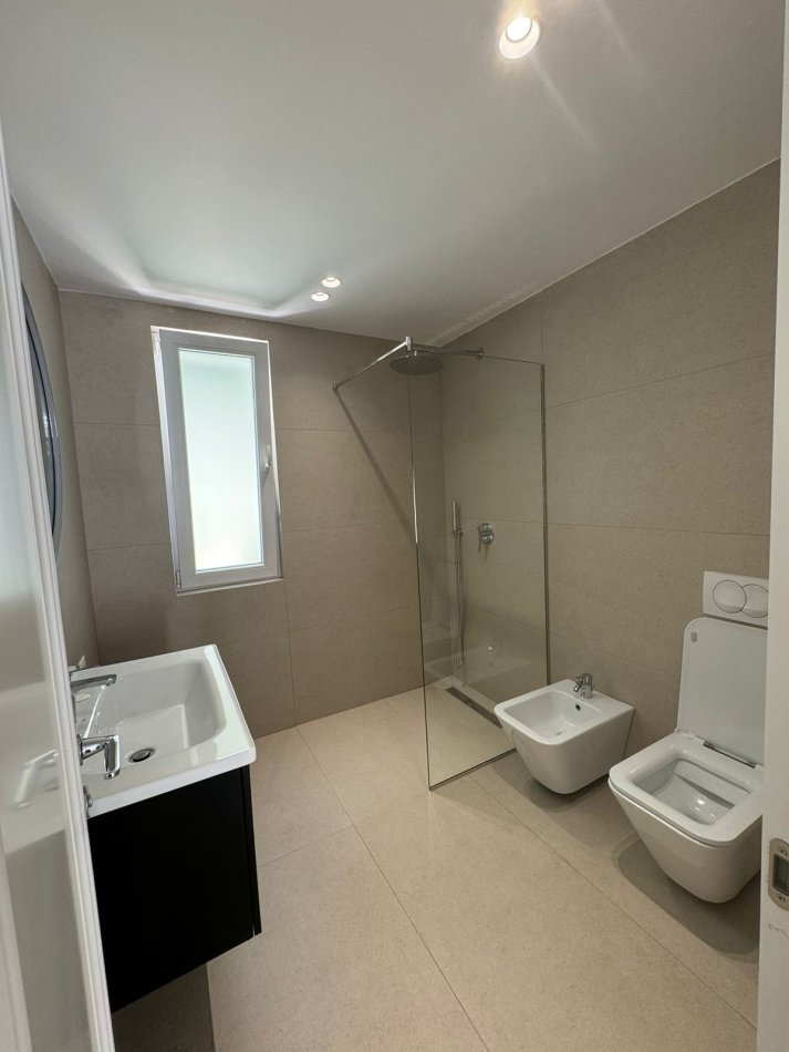 Tirane, jepet me qera Vile 3 Katshe Kati 3, 412 m² 3.000 € (rruga elbasanit)