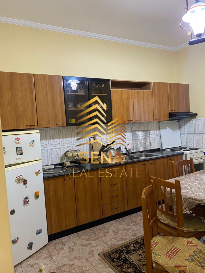 Tirane, jepet me qera apartament 2+1 Kati 1, 90 m² 350 € (Rruga 5 Maji)