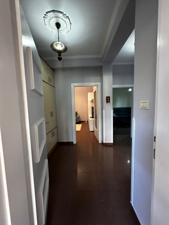 Tirane, jepet me qera apartament 2+1 Kati 2, 135 m² 800 € (Pazari i ri)