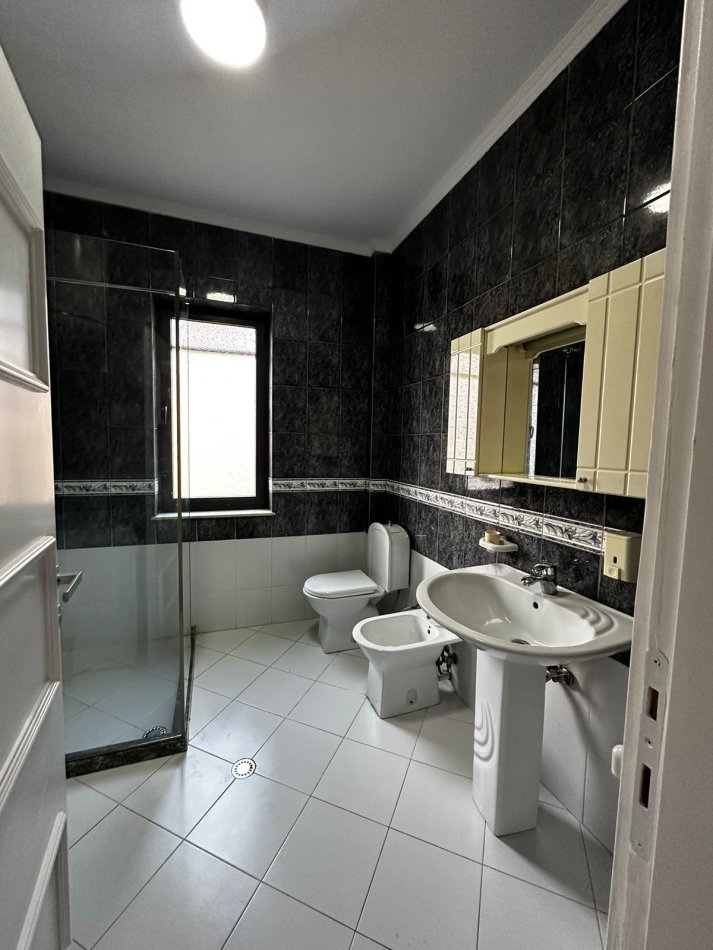 Tirane, jepet me qera apartament 2+1 Kati 2, 135 m² 800 € (Pazari i ri)